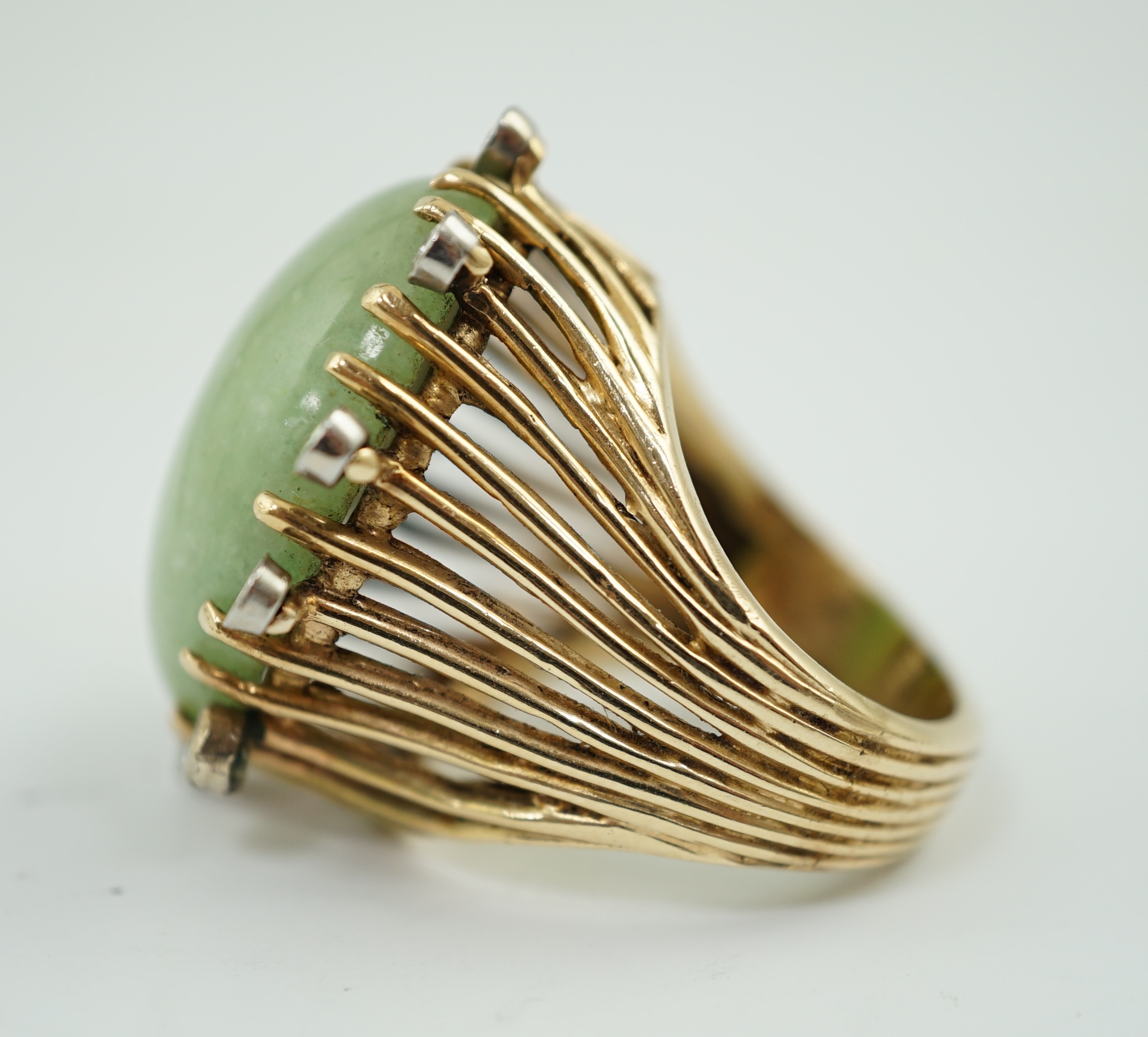 A modern yellow metal and single stone cabochon jade set ring